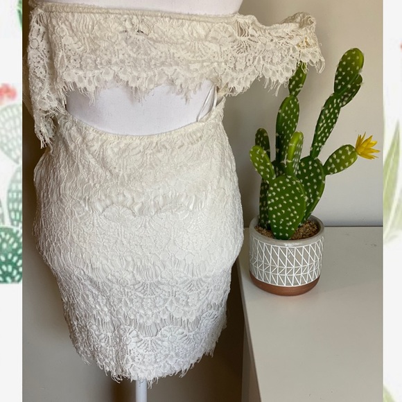 Miss Holly | Off the shoulder white lace mini dress Size 8 - Picture 10 of 11